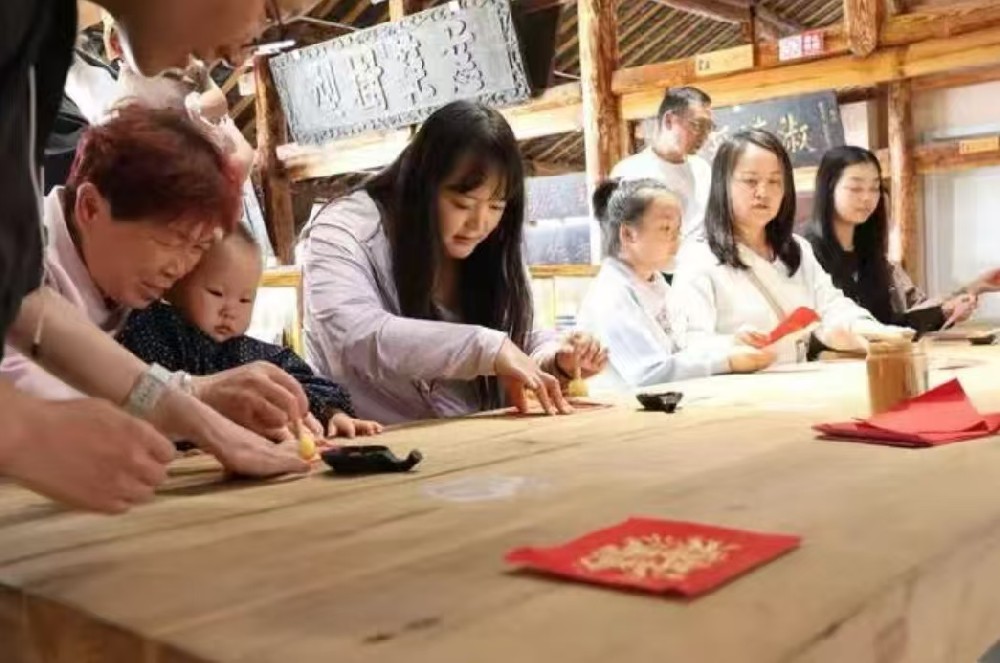 曲靖沾益红瓦房村：清明文化体验引客来 旅居旅游焕发新活力